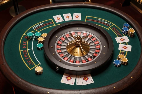 Casino-Tisch von oben mit Roulette-Kessel, Blackjack-Karten und Chips bei Betsson